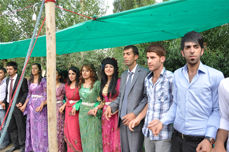 Yüksekova'da 23-24 Temmuz 2011 tarihlerinde evlenen bazı çiftleri sizler için sayfamıza taşıdık. Yüksekova Güncel Ailesi olarak tüm çiftlerimize mutluluklar diliyoruz...