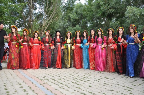 Yüksekova'da 23-24 Temmuz 2011 tarihlerinde evlenen bazı çiftleri sizler için sayfamıza taşıdık. Yüksekova Güncel Ailesi olarak tüm çiftlerimize mutluluklar diliyoruz...