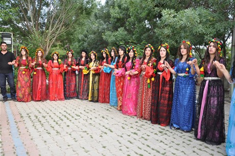 Yüksekova'da 23-24 Temmuz 2011 tarihlerinde evlenen bazı çiftleri sizler için sayfamıza taşıdık. Yüksekova Güncel Ailesi olarak tüm çiftlerimize mutluluklar diliyoruz...