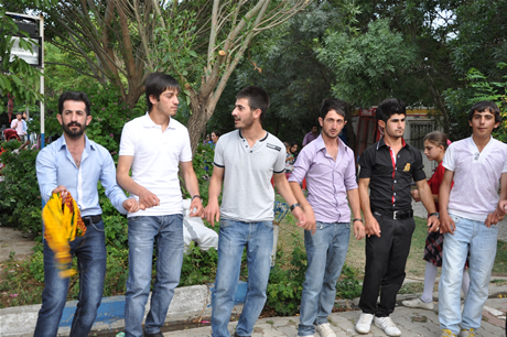 Yüksekova'da 23-24 Temmuz 2011 tarihlerinde evlenen bazı çiftleri sizler için sayfamıza taşıdık. Yüksekova Güncel Ailesi olarak tüm çiftlerimize mutluluklar diliyoruz...