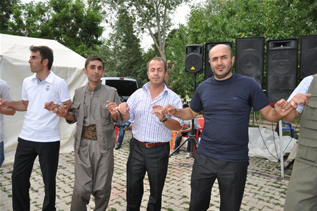 Yüksekova'da 23-24 Temmuz 2011 tarihlerinde evlenen bazı çiftleri sizler için sayfamıza taşıdık. Yüksekova Güncel Ailesi olarak tüm çiftlerimize mutluluklar diliyoruz...