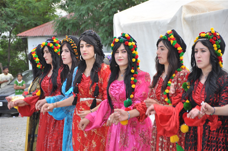 Yüksekova'da 23-24 Temmuz 2011 tarihlerinde evlenen bazı çiftleri sizler için sayfamıza taşıdık. Yüksekova Güncel Ailesi olarak tüm çiftlerimize mutluluklar diliyoruz...