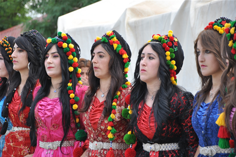 Yüksekova'da 23-24 Temmuz 2011 tarihlerinde evlenen bazı çiftleri sizler için sayfamıza taşıdık. Yüksekova Güncel Ailesi olarak tüm çiftlerimize mutluluklar diliyoruz...
