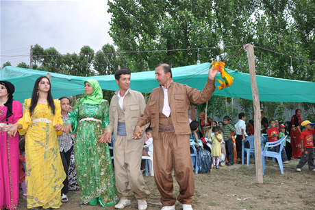 Yüksekova'da 23-24 Temmuz 2011 tarihlerinde evlenen bazı çiftleri sizler için sayfamıza taşıdık. Yüksekova Güncel Ailesi olarak tüm çiftlerimize mutluluklar diliyoruz...