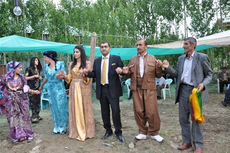 Yüksekova'da 23-24 Temmuz 2011 tarihlerinde evlenen bazı çiftleri sizler için sayfamıza taşıdık. Yüksekova Güncel Ailesi olarak tüm çiftlerimize mutluluklar diliyoruz...