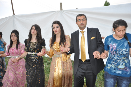 Yüksekova'da 23-24 Temmuz 2011 tarihlerinde evlenen bazı çiftleri sizler için sayfamıza taşıdık. Yüksekova Güncel Ailesi olarak tüm çiftlerimize mutluluklar diliyoruz...