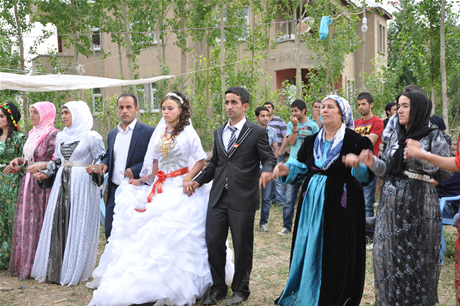Yüksekova'da 23-24 Temmuz 2011 tarihlerinde evlenen bazı çiftleri sizler için sayfamıza taşıdık. Yüksekova Güncel Ailesi olarak tüm çiftlerimize mutluluklar diliyoruz...
