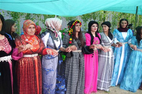 Yüksekova'da 23-24 Temmuz 2011 tarihlerinde evlenen bazı çiftleri sizler için sayfamıza taşıdık. Yüksekova Güncel Ailesi olarak tüm çiftlerimize mutluluklar diliyoruz...