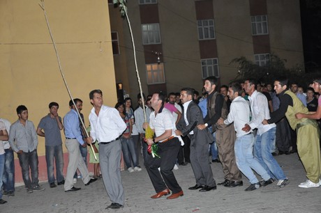 Yüksekova'da 23-24 Temmuz 2011 tarihlerinde evlenen bazı çiftleri sizler için sayfamıza taşıdık. Yüksekova Güncel Ailesi olarak tüm çiftlerimize mutluluklar diliyoruz...