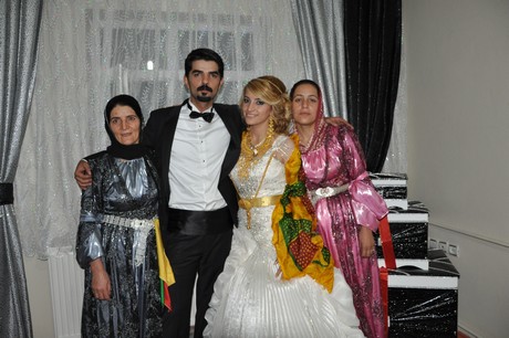 Yüksekova'da 23-24 Temmuz 2011 tarihlerinde evlenen bazı çiftleri sizler için sayfamıza taşıdık. Yüksekova Güncel Ailesi olarak tüm çiftlerimize mutluluklar diliyoruz...