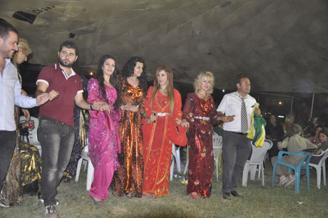 Yüksekova'da 23-24 Temmuz 2011 tarihlerinde evlenen bazı çiftleri sizler için sayfamıza taşıdık. Yüksekova Güncel Ailesi olarak tüm çiftlerimize mutluluklar diliyoruz...