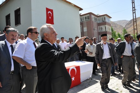 Mustafa Zeydan binlerce kişi tarafından toprağa verildi.