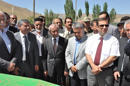 Mustafa Zeydan binlerce kişi tarafından toprağa verildi.