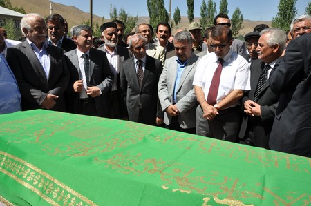 Mustafa Zeydan binlerce kişi tarafından toprağa verildi.