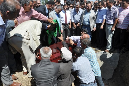 Mustafa Zeydan binlerce kişi tarafından toprağa verildi.