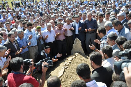 Mustafa Zeydan binlerce kişi tarafından toprağa verildi.