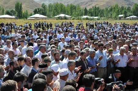 Mustafa Zeydan binlerce kişi tarafından toprağa verildi.