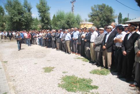 Mustafa Zeydan binlerce kişi tarafından toprağa verildi.