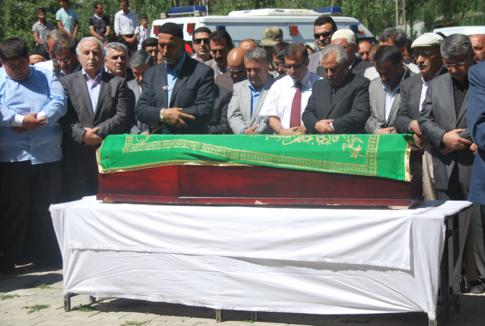 Mustafa Zeydan binlerce kişi tarafından toprağa verildi.