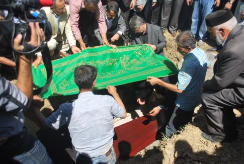 Mustafa Zeydan binlerce kişi tarafından toprağa verildi.