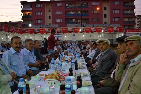 Yüksekova Ticaret ve Sanayi Odası Başkanlığı Yüksekovadaki esnaflara  bir iftar yemeği verdi.