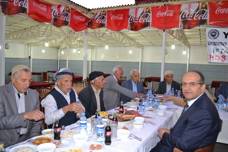 Yüksekova Ticaret ve Sanayi Odası Başkanlığı Yüksekovadaki esnaflara  bir iftar yemeği verdi.