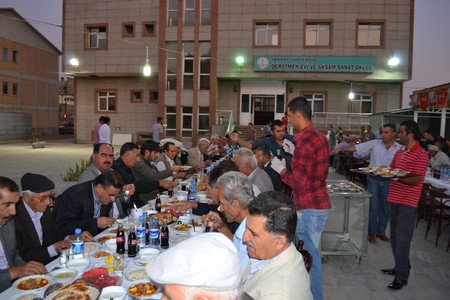 Yüksekova Ticaret ve Sanayi Odası Başkanlığı Yüksekovadaki esnaflara  bir iftar yemeği verdi.