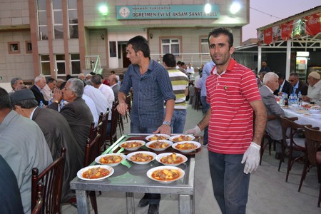 Yüksekova Ticaret ve Sanayi Odası Başkanlığı Yüksekovadaki esnaflara  bir iftar yemeği verdi.