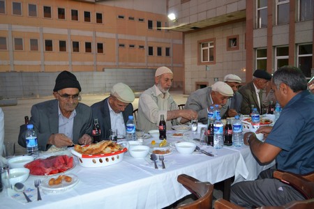 Yüksekova Ticaret ve Sanayi Odası Başkanlığı Yüksekovadaki esnaflara  bir iftar yemeği verdi.