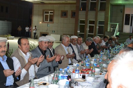 Yüksekova Ticaret ve Sanayi Odası Başkanlığı Yüksekovadaki esnaflara  bir iftar yemeği verdi.