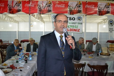 Yüksekova Ticaret ve Sanayi Odası Başkanlığı Yüksekovadaki esnaflara  bir iftar yemeği verdi.