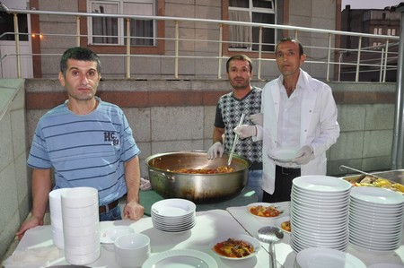 Yüksekova Ticaret ve Sanayi Odası Başkanlığı Yüksekovadaki esnaflara  bir iftar yemeği verdi.