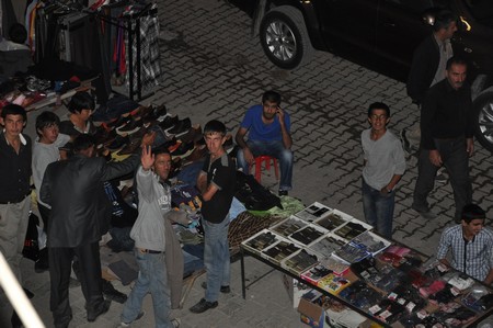 Hakkarinin Yüksekova ilçesinde bayrama iki gün kala vatandaş alışveriş telaşı sardı.