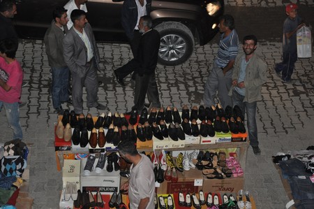 Hakkarinin Yüksekova ilçesinde bayrama iki gün kala vatandaş alışveriş telaşı sardı.