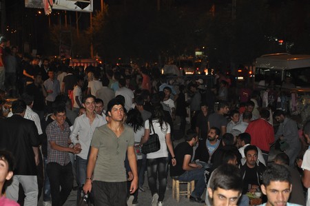 Hakkarinin Yüksekova ilçesinde bayrama iki gün kala vatandaş alışveriş telaşı sardı.