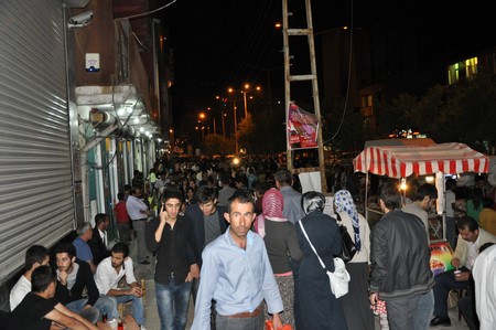 Hakkarinin Yüksekova ilçesinde bayrama iki gün kala vatandaş alışveriş telaşı sardı.