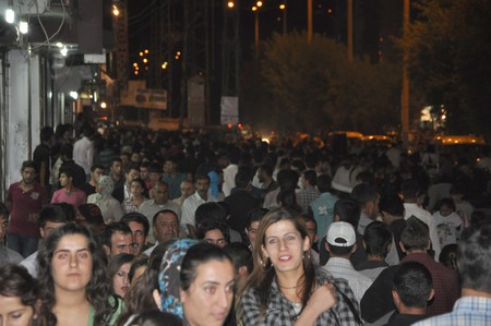 Hakkarinin Yüksekova ilçesinde bayrama iki gün kala vatandaş alışveriş telaşı sardı.