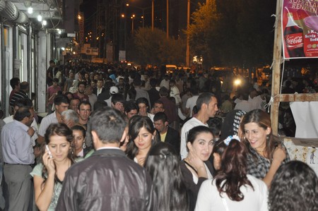 Hakkarinin Yüksekova ilçesinde bayrama iki gün kala vatandaş alışveriş telaşı sardı.