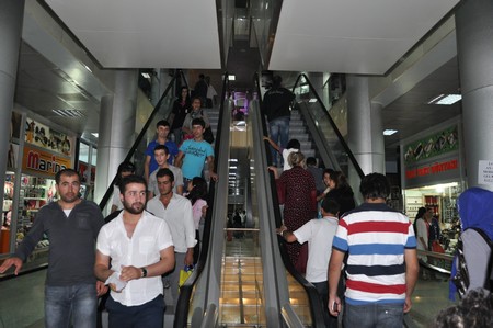 Hakkarinin Yüksekova ilçesinde bayrama iki gün kala vatandaş alışveriş telaşı sardı.