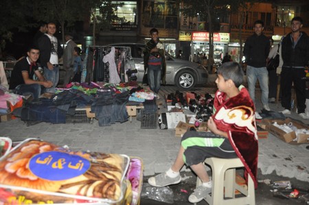 Hakkarinin Yüksekova ilçesinde bayrama iki gün kala vatandaş alışveriş telaşı sardı.