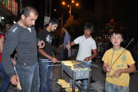 Hakkarinin Yüksekova ilçesinde bayrama iki gün kala vatandaş alışveriş telaşı sardı.