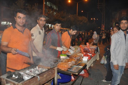 Hakkarinin Yüksekova ilçesinde bayrama iki gün kala vatandaş alışveriş telaşı sardı.