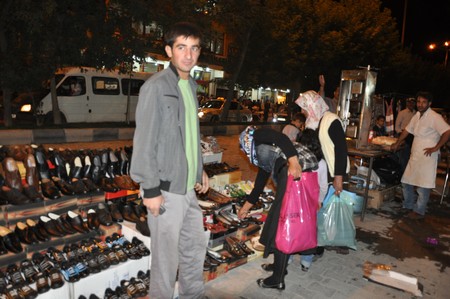 Hakkarinin Yüksekova ilçesinde bayrama iki gün kala vatandaş alışveriş telaşı sardı.