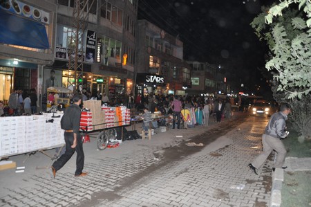Hakkarinin Yüksekova ilçesinde bayrama iki gün kala vatandaş alışveriş telaşı sardı.