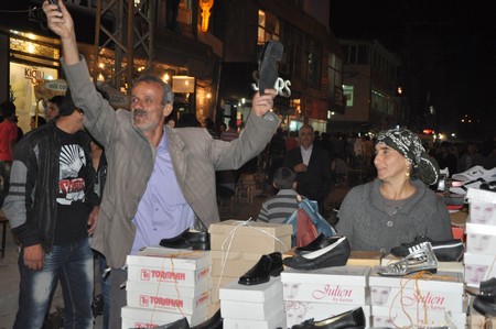 Hakkarinin Yüksekova ilçesinde bayrama iki gün kala vatandaş alışveriş telaşı sardı.