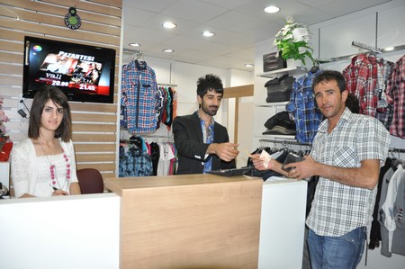 Hakkarinin Yüksekova ilçesinde bayrama iki gün kala vatandaş alışveriş telaşı sardı.