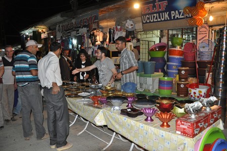 Hakkarinin Yüksekova ilçesinde bayrama iki gün kala vatandaş alışveriş telaşı sardı.