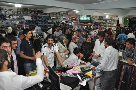 Hakkarinin Yüksekova ilçesinde bayrama iki gün kala vatandaş alışveriş telaşı sardı.