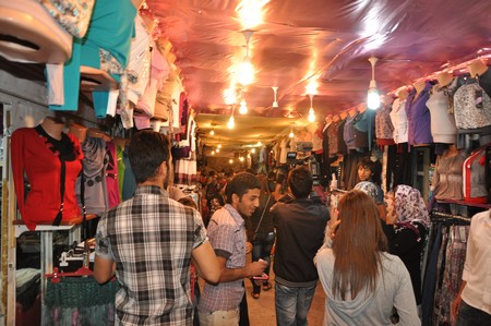 Hakkarinin Yüksekova ilçesinde bayrama iki gün kala vatandaş alışveriş telaşı sardı.