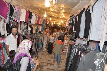 Hakkarinin Yüksekova ilçesinde bayrama iki gün kala vatandaş alışveriş telaşı sardı.